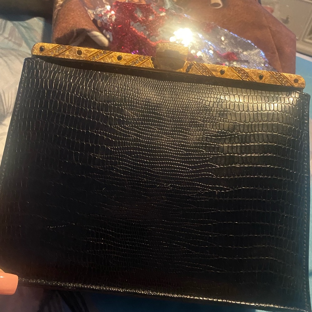Vintage.  Black skin. Matt closure. Handle in back. 
Beautiful bag. 🤎🤎